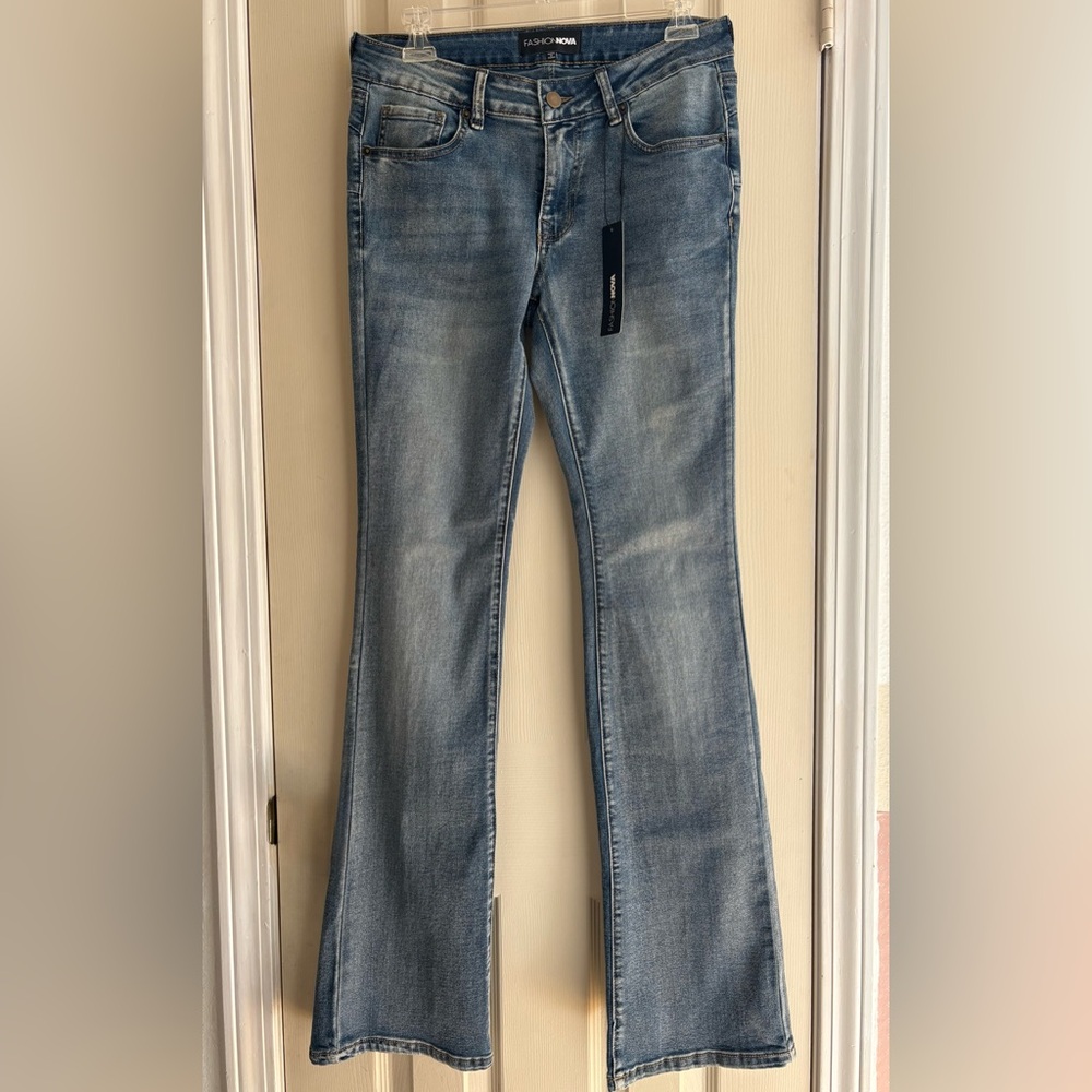 Fashion Nova NWT Mid Rise Super Stretch Flare Jeans - Size 5